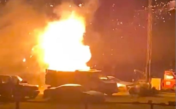 Video: Sự cố xe tải chở đầy pháo hoa bất ngờ phát nổ trong buổi trình diễn đêm